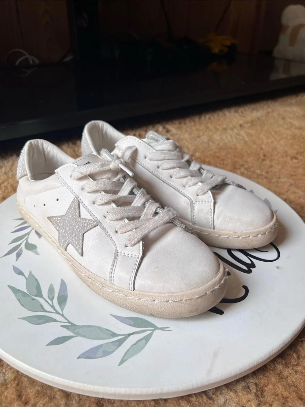 Woman’s VINTAGE HAVANA Carla Sneaker white Pearl Star size 7.